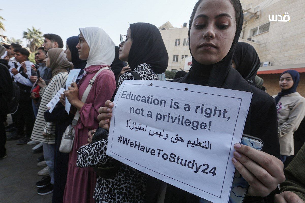 PalinfoAr's tweet photo. #صور | وقفة احتجاجية لطلبة للمطالبة بفتح المعبر للالتحاق في جامعاتهم، في مشفى شهداء الاقصى بدير البلح وسط قطاع غزة. https://t.co/gYotzNsEDA