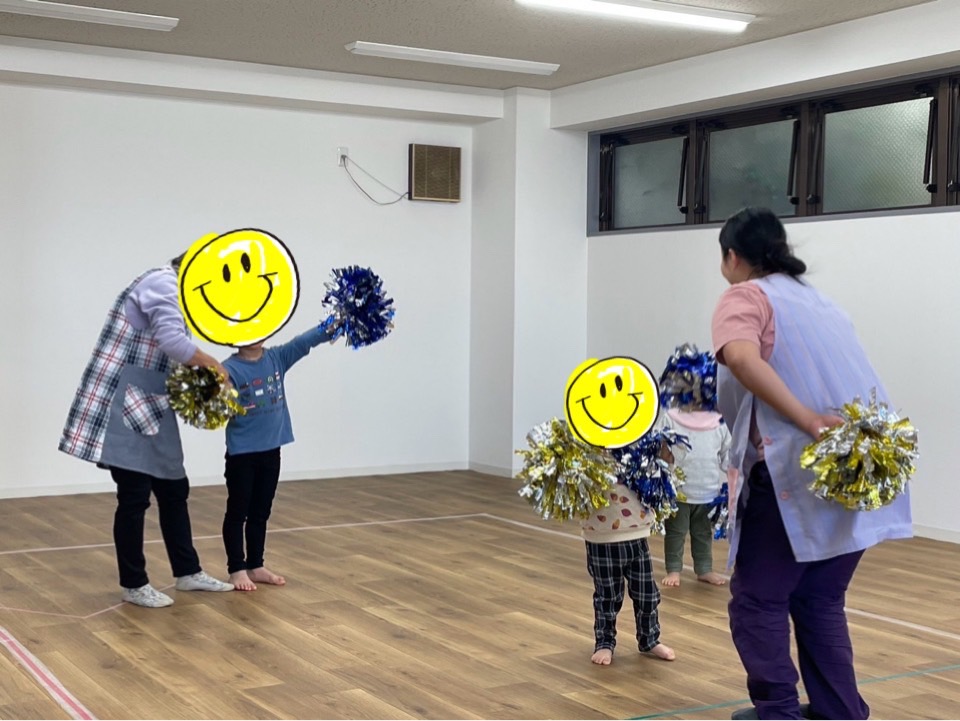 niconicohoiku's tweet photo. 本日のチアダンスの様子📣
ウォーミングアップのストレッチや準備体操をバッチリとこなし、フリのダンスもしっかり頑張ってくれました⭐️
難しいと思っても諦めず一生懸命ポンポンを高く上げていましたよ🏵⸜(  ॑꒳ ॑ * )⸝🏵

#保育園
#小規模保育園
#埼玉
#鴻巣
#北鴻巣市
#吹上
#認可外保育園 https://t.co/qMl2CAlgnI