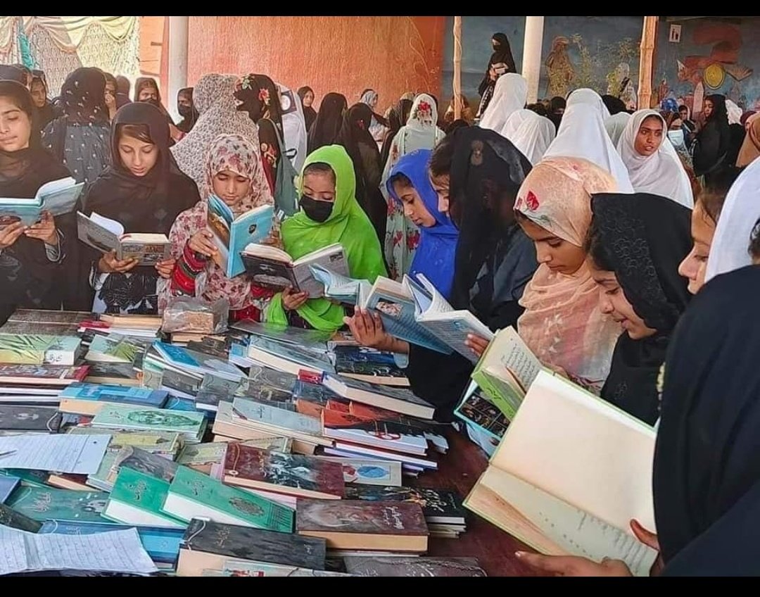 AmnaBaloch24's tweet photo. بلوچستان شاید وہ واحد خطہ ہے جہاں کے لوگ بھوک اور دیگر زندگی کی سہولیات پر کتاب کو ترجیح دیتے ہیں یہی وجہ ہے کہ ریاست کی آنکھ میں بلوچ کھٹکتا ہے۔ بلوچ کسی بھی ایونٹ میں شوارما یا برگر خریدنے نہیں جاتے بلکہ انکی اولین ترجیح کتاب ہے ❤️
#پنجگور https://t.co/GLToQnpRvi