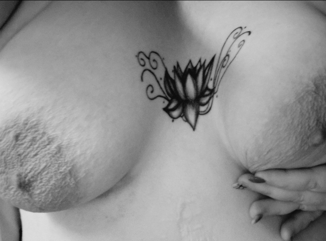 Des seins naturels sur un corps assumé. 
Love mes ptits chats 🐱 
Bon #vendrediseins 
#tits #titiesfriday #boobs #milf #libertine #amoureuse #bbw #blackandwhitephotography 
<a href="/PartageDefiHot/">PartageDéfiHot</a> <a href="/OrgasmicGroup/">Virtual Orgasmic Group 100k 🔞</a> <a href="/FrancaisesSexy/">Sexy Francaises</a> <a href="/hotmodelsOMG/">HotModelsOMG</a> <a href="/Bbw__promotion/">🅱🅱🆆___🅿🆁🅾🅼🅾🆃🅸🅾🅽</a>