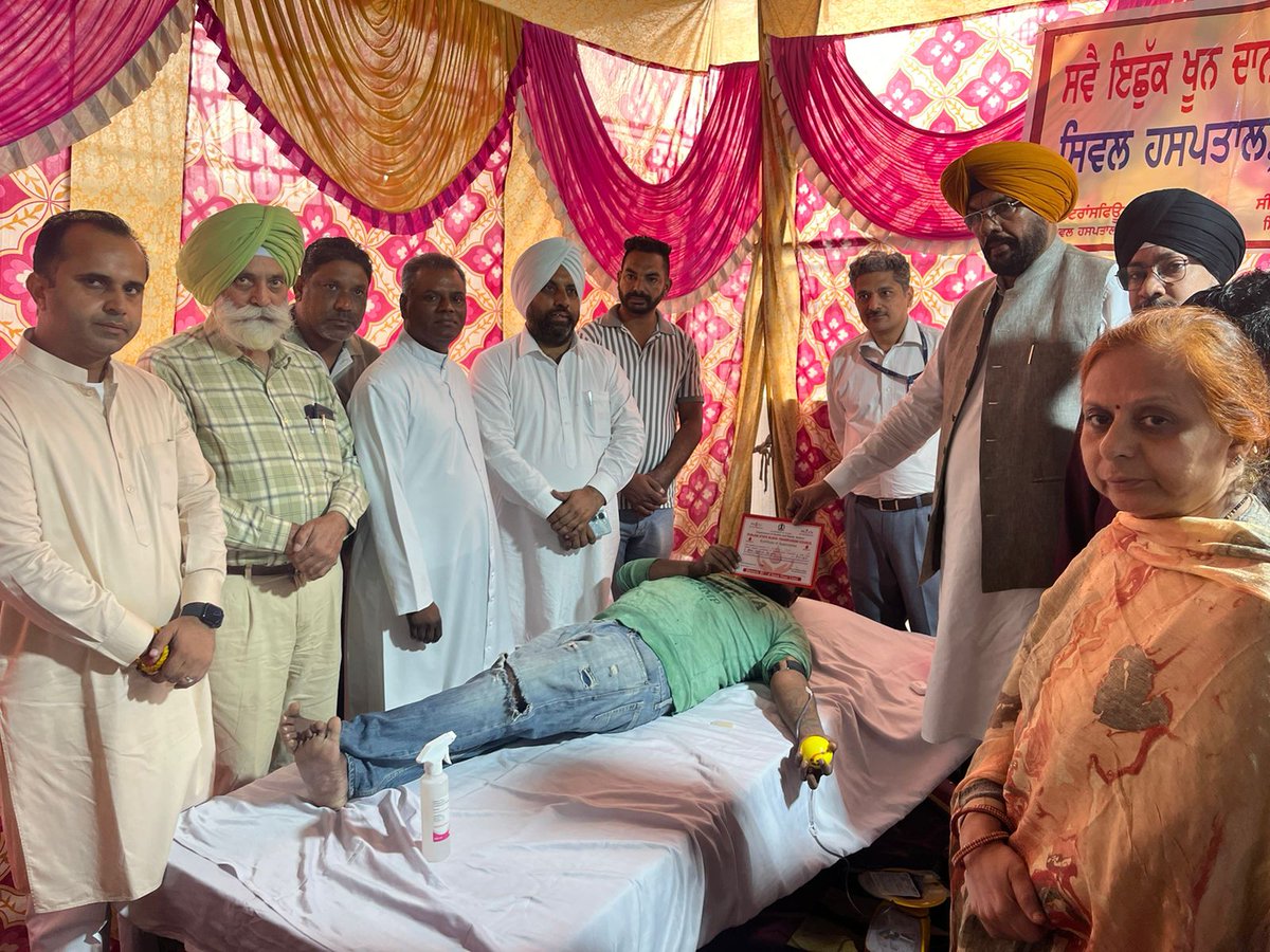 KuldeepSinghAAP's tweet photo. ਤੁਸੀਂ ਸਾਲ ਵਿੱਚ ਇੱਕ ਵਾਰ ਖੂਨਦਾਨ ਕਰਕੇ 3 ਲੋਕਾਂ ਦੀ ਜਾਨ ਬਚਾ ਸਕਦੇ ਹੋ, ਇਸ ਲਈ ਖੂਨਦਾਨ ਨੂੰ ਮਹਾਂਦਾਨ ਕਿਹਾ ਗਿਆ ਹੈ। 
ਅੱਜ ਅਸੀਂ ਆਪਣੇ ਦਫਤਰ ਅਜਨਾਲਾ ਵਿਖੇ ਖੂਨਦਾਨ ਕੈਂਪ ਲਗਾਇਆ। ਤੁਸੀਂ ਵੀ ਆਓ ਅਤੇ ਜੀਵਨ ਬਚਾਓ ਮੁਹਿੰਮ ਵਿੱਚ ਹਿੱਸਾ ਲਓ।
आप हर साल एक बार रक्त दान करके 3 लोगों की जान बचा सकते हैं, इसलिए रक्त दान को महा दान कहा गया है
आज अजनाला में मेरे दफ्तर में हमने रक्त दान कैंप लगाया है। आप भी आएं और जीवन बचाने की मुहीम में हिस्सा लें। #Punjabi