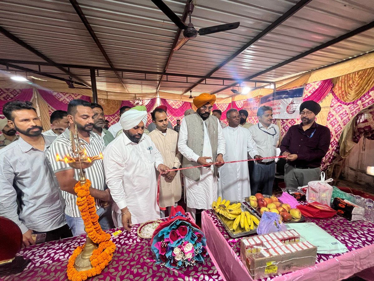 KuldeepSinghAAP's tweet photo. ਤੁਸੀਂ ਸਾਲ ਵਿੱਚ ਇੱਕ ਵਾਰ ਖੂਨਦਾਨ ਕਰਕੇ 3 ਲੋਕਾਂ ਦੀ ਜਾਨ ਬਚਾ ਸਕਦੇ ਹੋ, ਇਸ ਲਈ ਖੂਨਦਾਨ ਨੂੰ ਮਹਾਂਦਾਨ ਕਿਹਾ ਗਿਆ ਹੈ। 
ਅੱਜ ਅਸੀਂ ਆਪਣੇ ਦਫਤਰ ਅਜਨਾਲਾ ਵਿਖੇ ਖੂਨਦਾਨ ਕੈਂਪ ਲਗਾਇਆ। ਤੁਸੀਂ ਵੀ ਆਓ ਅਤੇ ਜੀਵਨ ਬਚਾਓ ਮੁਹਿੰਮ ਵਿੱਚ ਹਿੱਸਾ ਲਓ।
आप हर साल एक बार रक्त दान करके 3 लोगों की जान बचा सकते हैं, इसलिए रक्त दान को महा दान कहा गया है
आज अजनाला में मेरे दफ्तर में हमने रक्त दान कैंप लगाया है। आप भी आएं और जीवन बचाने की मुहीम में हिस्सा लें। #Punjabi