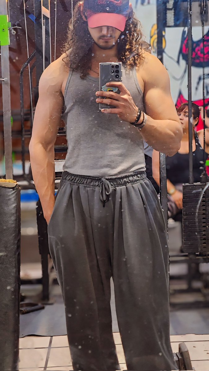 AngelCabrera00's tweet photo. Por un gym con espejos más limpios 🫠🙃 https://t.co/V5Yol8y6B2