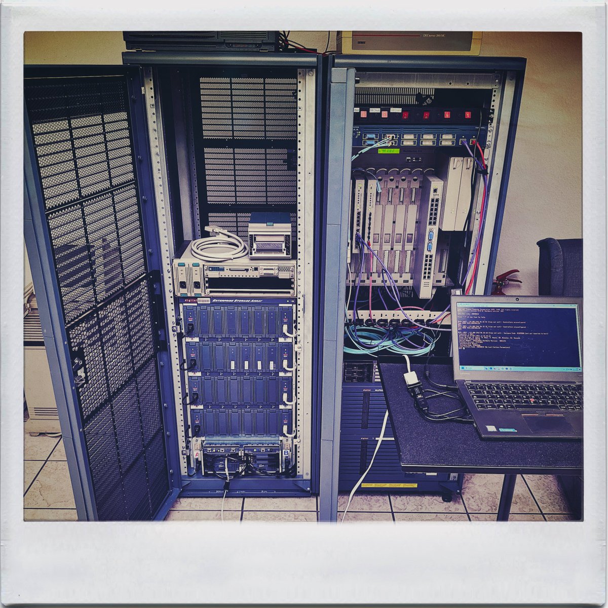 deccomputers's tweet photo. Configuring the #DEC #StorageWorks #SCSI #HSZ70 storage array. https://t.co/swCkDROnnI