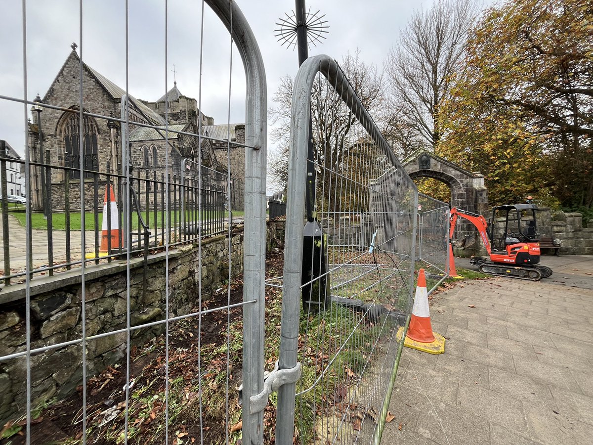 Cadeirlan Deiniol Sant ym Mangor tweet media