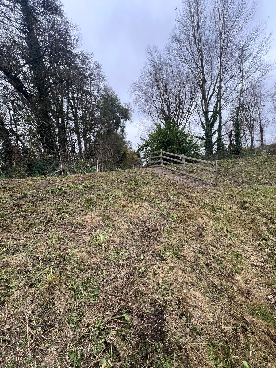 johnoflynnEA's tweet photo. #WestHantsFieldTeam clear vegitation on new(ish) #Romsey Flood Scheme embankments.This is important to maintain the structural integrity of these assets to continue protecting local residents &amp; businesses.#floodaware @TestValleyBC @Daas1901
@SandraGidley @romseytc @hantsconnect https://t.co/l9gGmNkmpp