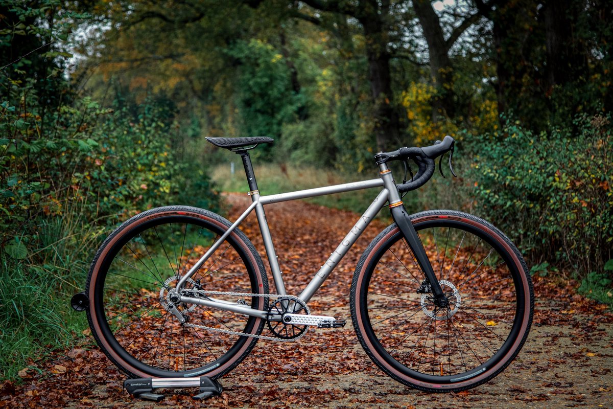 Enigmabikes's tweet photo. Signature ESKER Build
Check out Juri's custom-built Esker single-speed gravel bike, complete with 3D-printed chain tensioner! This stunning build is on its way to Estonia to meet its new owner #newbikeday #titaniumbikes #titaniumgravelbike #handcrafted #handmadeinsussex #tibikes https://t.co/njfBo7sda3