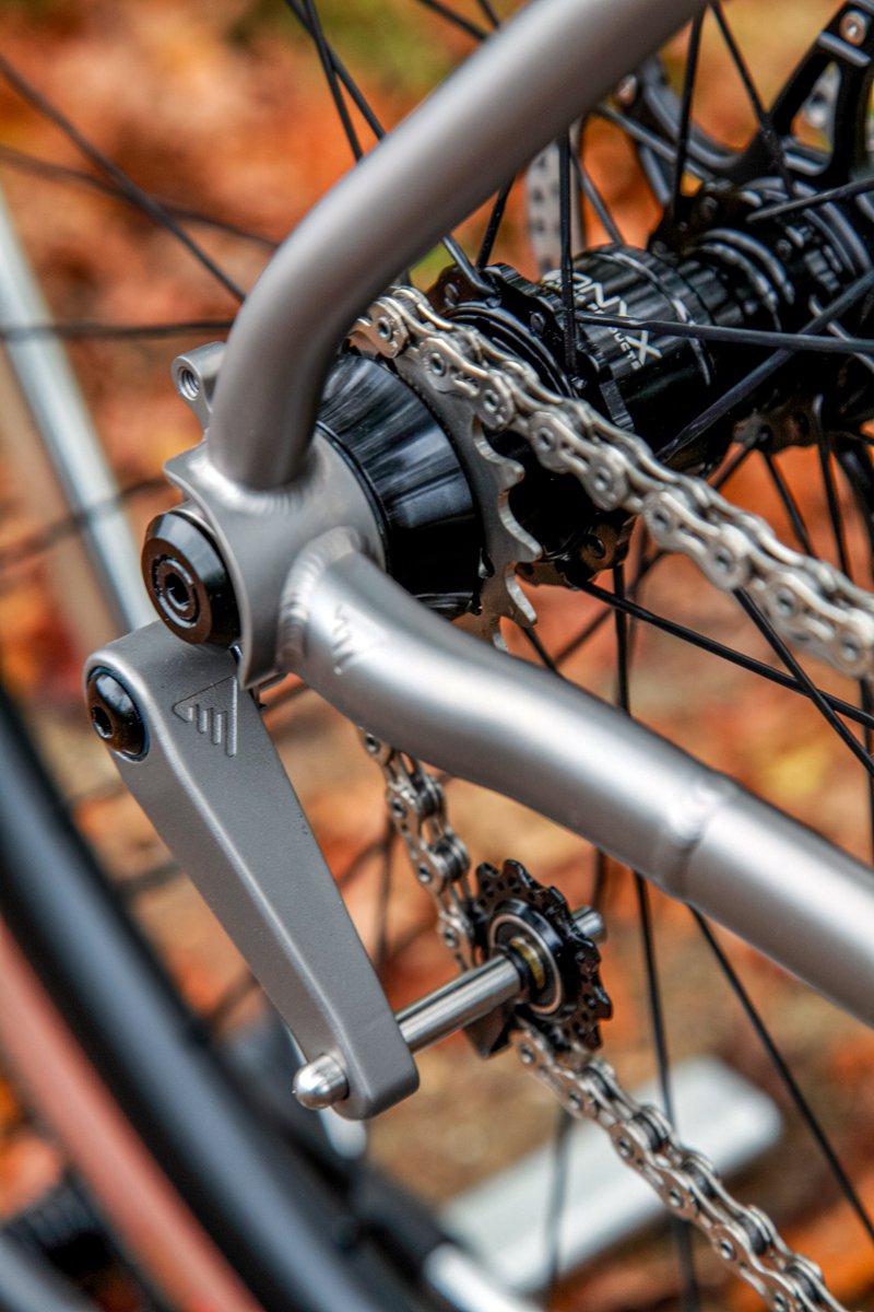 Enigmabikes's tweet photo. Signature ESKER Build
Check out Juri's custom-built Esker single-speed gravel bike, complete with 3D-printed chain tensioner! This stunning build is on its way to Estonia to meet its new owner #newbikeday #titaniumbikes #titaniumgravelbike #handcrafted #handmadeinsussex #tibikes https://t.co/njfBo7sda3