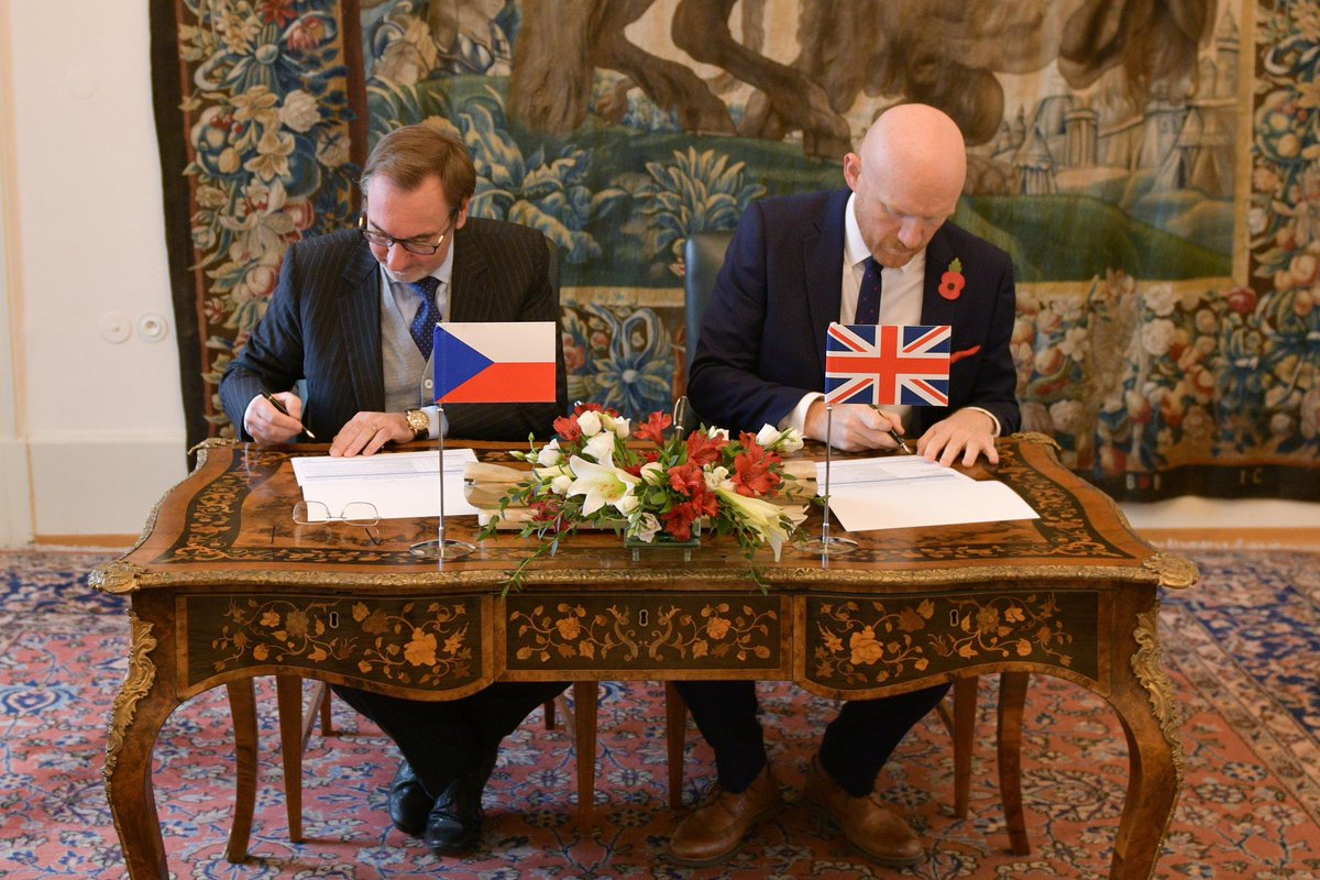 MattFieldUK's tweet photo. 🇬🇧 🇨🇿 spolupráce je dnes intenzivnější než kdy dřív. Dnes jsem s Jakubem Karfíkem z @mzvcr podepsal aktualizovaný Prováděcí plán spolupráce -  společně řešíme mezinárodní hrozby, obranu našich hodnot a bezpečnost občanů. 🤝 https://t.co/SGJ4K4qJeu