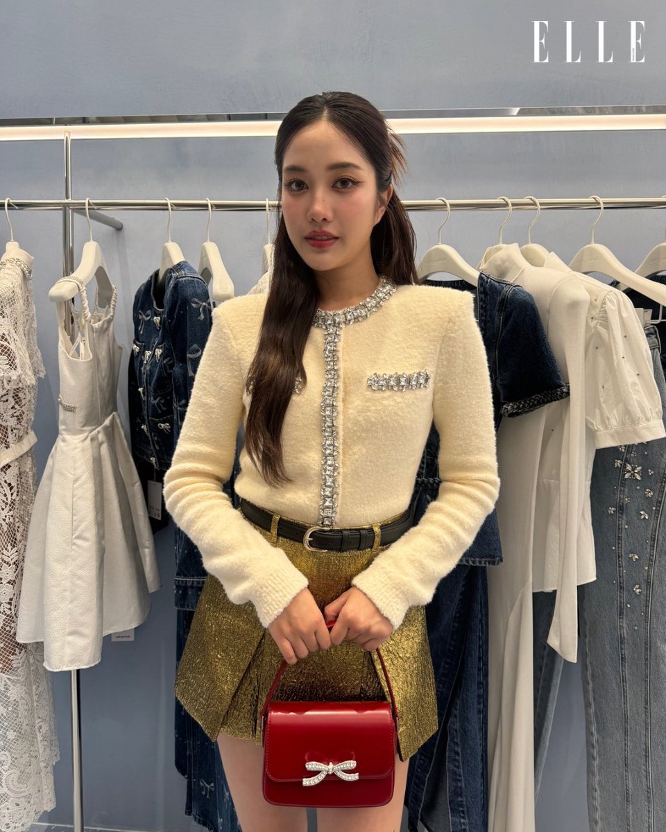ELLEThailand's tweet photo. มาพร้อมความละมุน! ส่องลุกลูกคุณของ ฟรีน สโรชา @srchafreen ที่มาพร้อมกระเป๋าแดงโดดเด่น ณ งานเปิดตัวสโตร์แห่งใหม่ของ Self-Portrait ที่ Central Embassy ชั้น 2

#ELLEThailand
#SelfPortraitBangkok
#srchafreen 
 #SelfPortraitxFreen https://t.co/ojeDcHW5c8