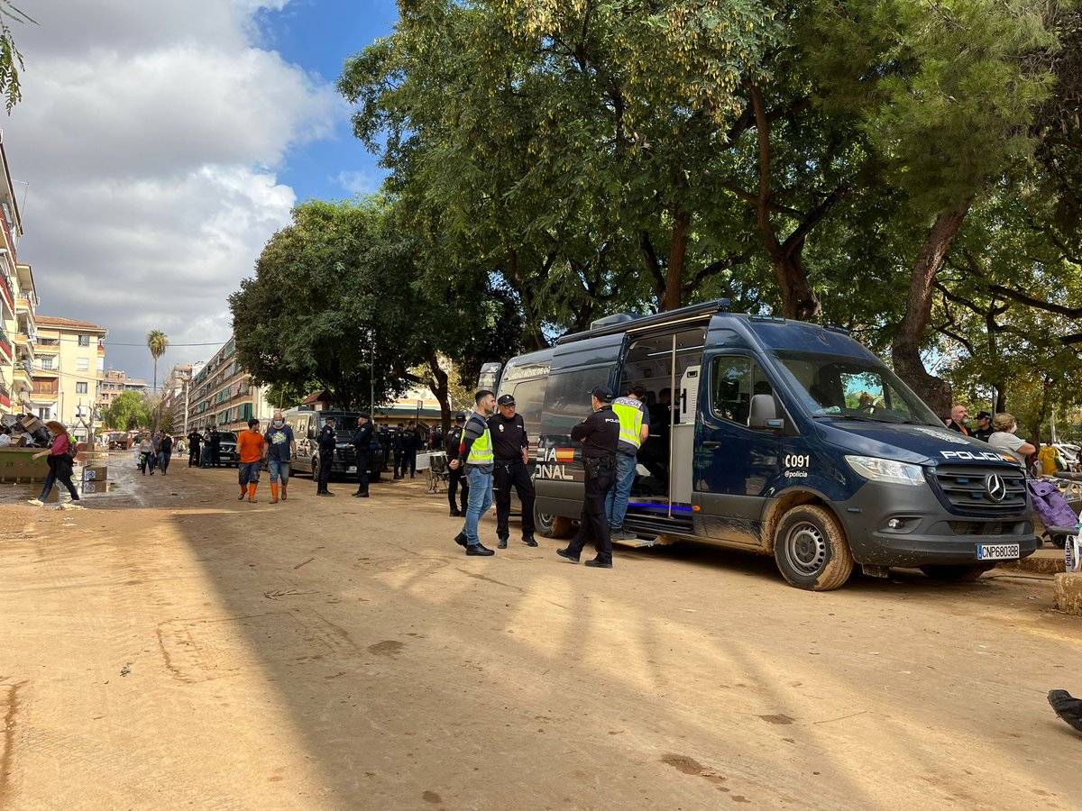 pilarbernabe's tweet image. Información muy importante para las personas que han perdido el DNI por la #DANA ⤵️ 

Hay tres unidades móviles de documentación de @policia que trabajan en las zonas afectadas para expedir y actualizar el DNI gratuitamente en #Alfafar #Sedaví y #Benetússer . 

Y está previsto