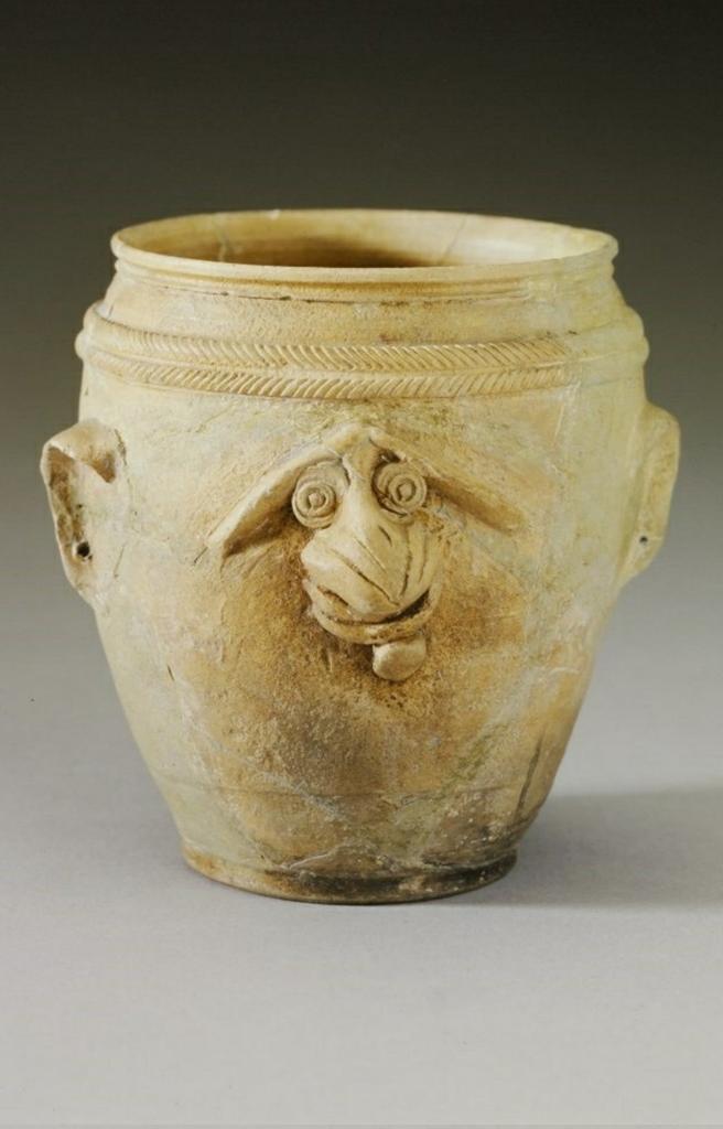 It’s time for a timeline cleanse

A #Roman pot with ears and a funny little face (it looks like Shaun the Sheep).

Found in a burial in the necropolis of Giubiasco, Switzerland 2nd century AD. 

Photo: Schweizerisches Nationalmuseum