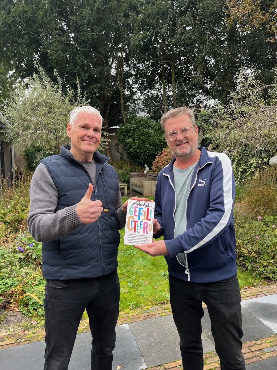 Soms mag je meedoen met leuk projectje met allemaal leuke mensen. 'Hartelijk gefeliciteerd', het ideale verjaars/sint/kerst/diploma/rijbewijs/weer beter-cadeau vooral als je weer eens (net als ik vaak) niks weet te verzinnen.