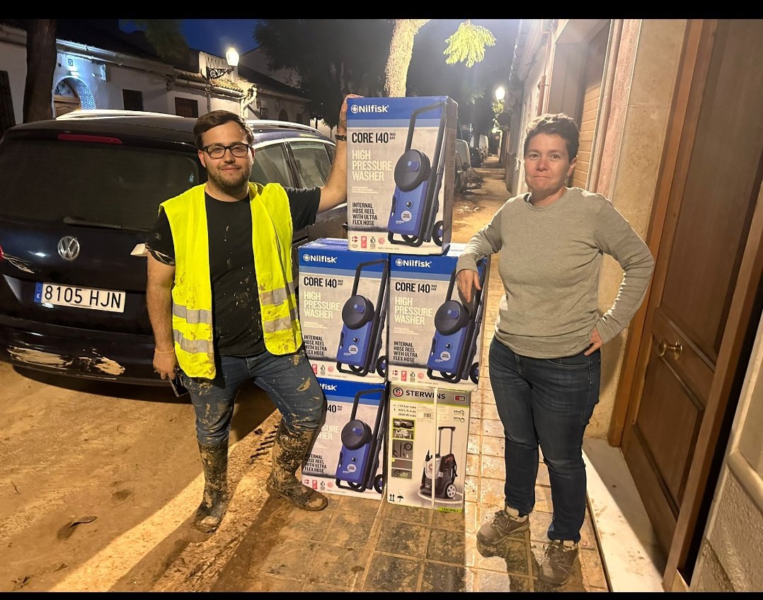 AmuntCancer's tweet photo. Estas fotos son del reparto que se ha empezado hacer de las donaciones de nuestra asociación, hoy ha sido en #Algemesí y #Picanya,son #karhërs de diferentes presiones, mañana y pasado les llegarsnmás palets de utillajes que nos han solicitado
#DanaValencia https://t.co/x4PzUNCmMq