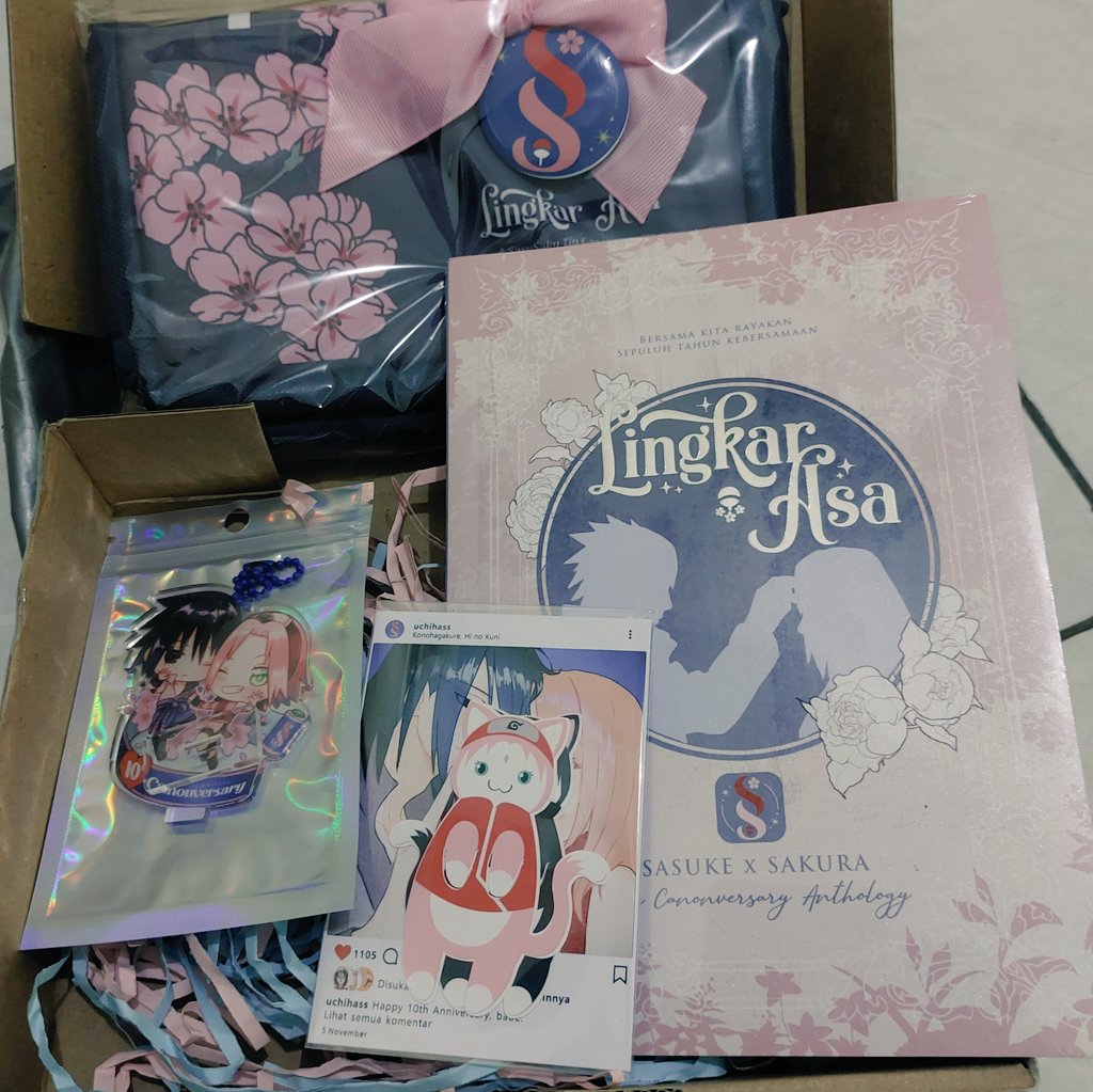 ladyofwolv's tweet photo. krn bulan lalu sempat hectic bgt jadi lupa buat ikutan po Lingkar Asa @Anthology_SSL 
jadi pas liat ada sisa full bundle gapake babibu langsung angkut 🤩

gemes banget aniv satu dekade sasusaku 🥺💐 been here since 5th grade and keep going strong with this beloved community ❤ https://t.co/EM0djtTLil