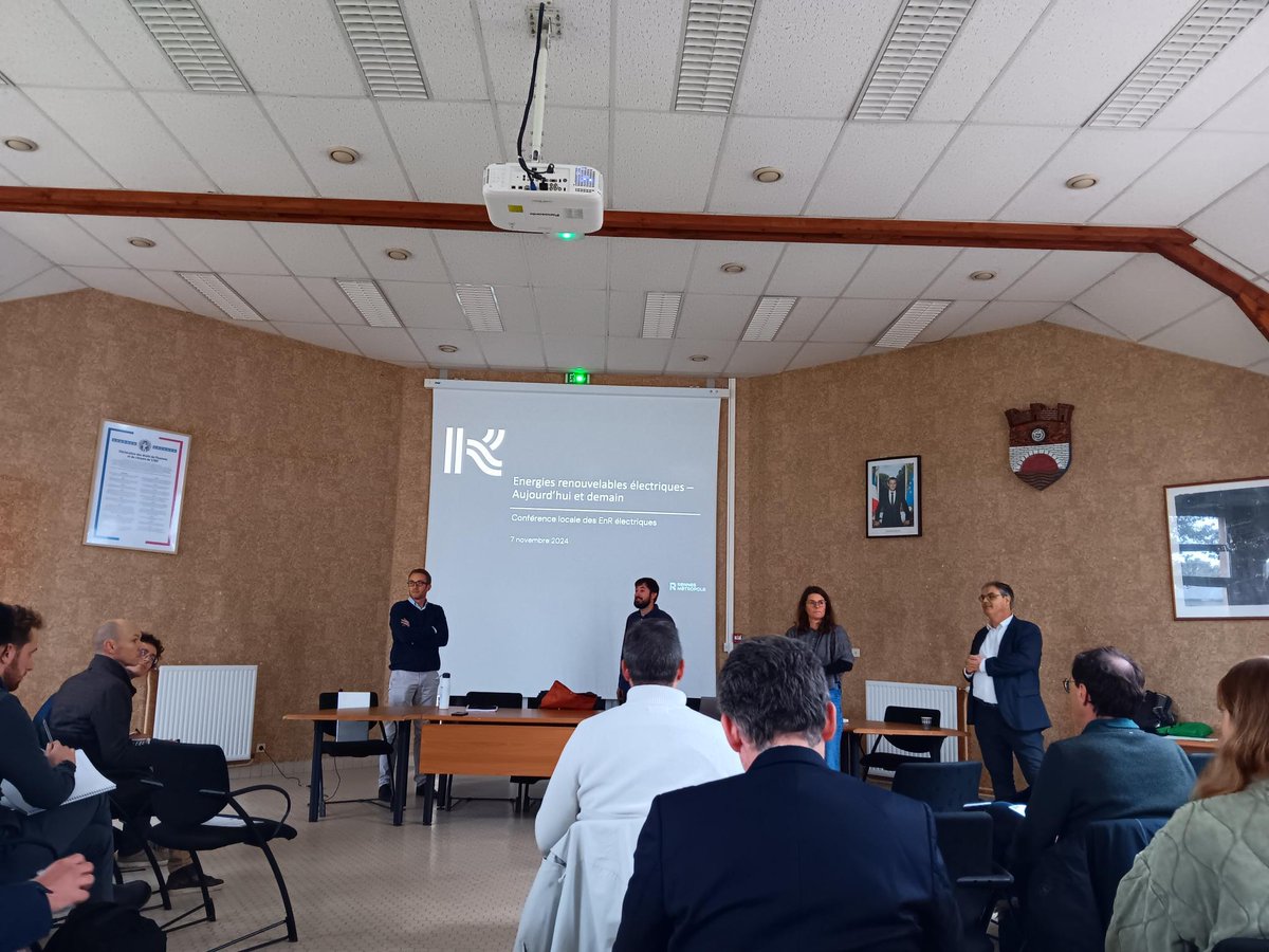 [RETOUR SUR ... 🔆] Clara Bosznay, chargée de mission solaire #photovoltaïque en Bretagne chez Atlansun, était présente à la 𝐜𝐨𝐧𝐟𝐞́𝐫𝐞𝐧𝐜𝐞 𝐥𝐨𝐜𝐚𝐥𝐞 𝐬𝐮𝐫 𝐥𝐞𝐬 𝐞́𝐧𝐞𝐫𝐠𝐢𝐞𝐬 𝐫𝐞𝐧𝐨𝐮𝐯𝐞𝐥𝐚𝐛𝐥𝐞𝐬 𝐞́𝐥𝐞𝐜𝐭𝐫𝐢𝐪𝐮𝐞𝐬 organisée par <a href="/metropolerennes/">Rennes Ville et Métropole</a>