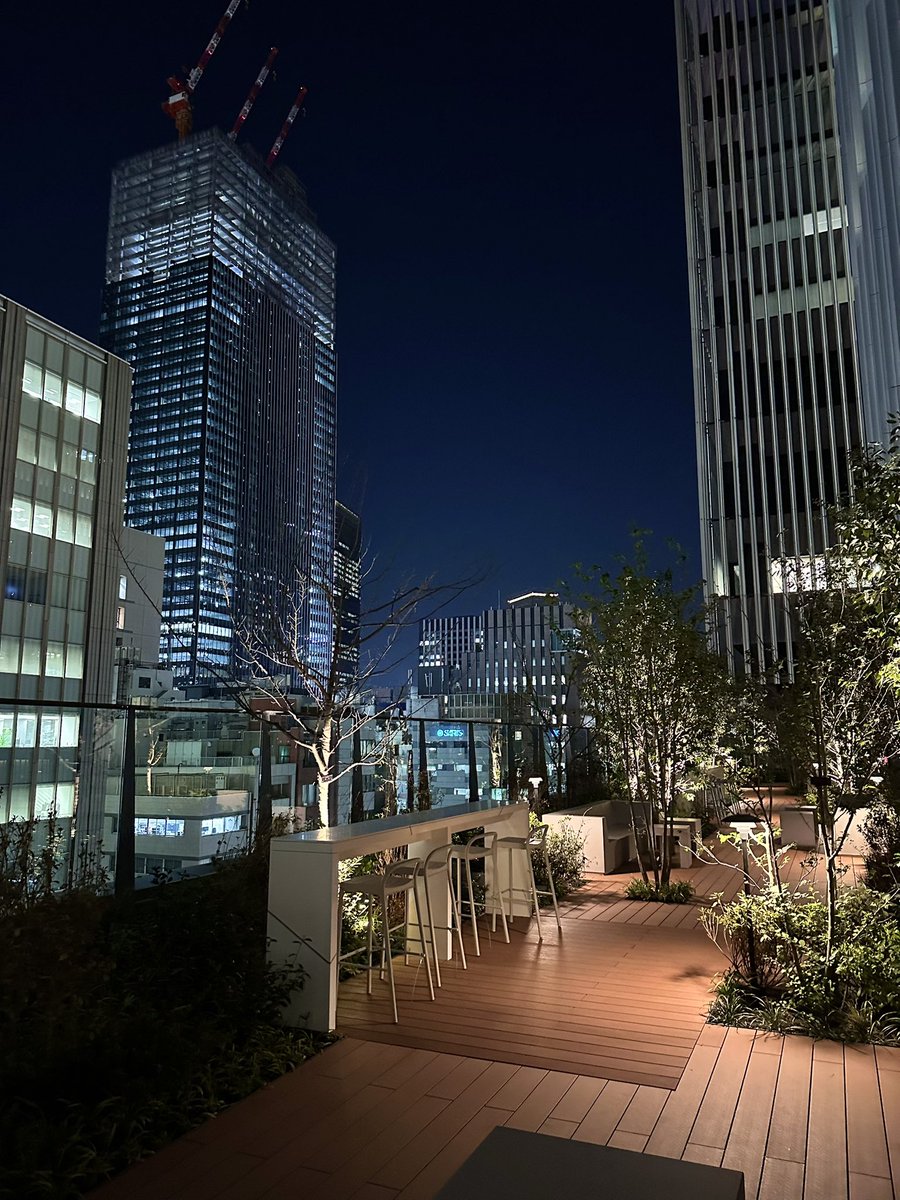 Tokyo_Scapes's tweet photo. ついに見つけてしまった…
TODA BUILDINGの屋外テラス

近隣のビルも見えるしひっそりしていて黄昏れたい時は最高じゃないか…笑 https://t.co/PvFlo4UBZD