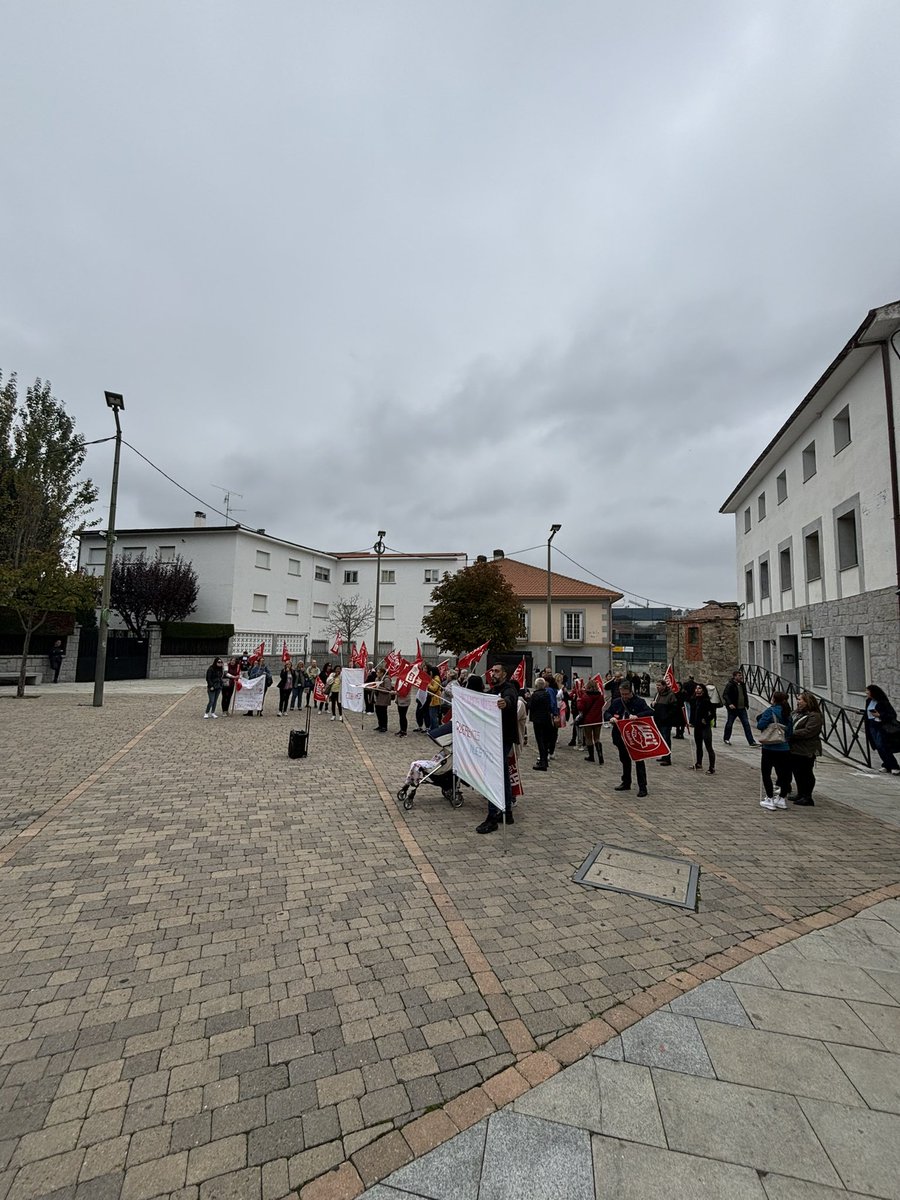 ElenaAbad90's tweet photo. Quinto día de concentración del personal de limpieza de los colegios de #ColladoVillalba 

Sin respuesta, sin sueldos
El 12 empieza la #huelga de limpieza https://t.co/QO24Px1bGS