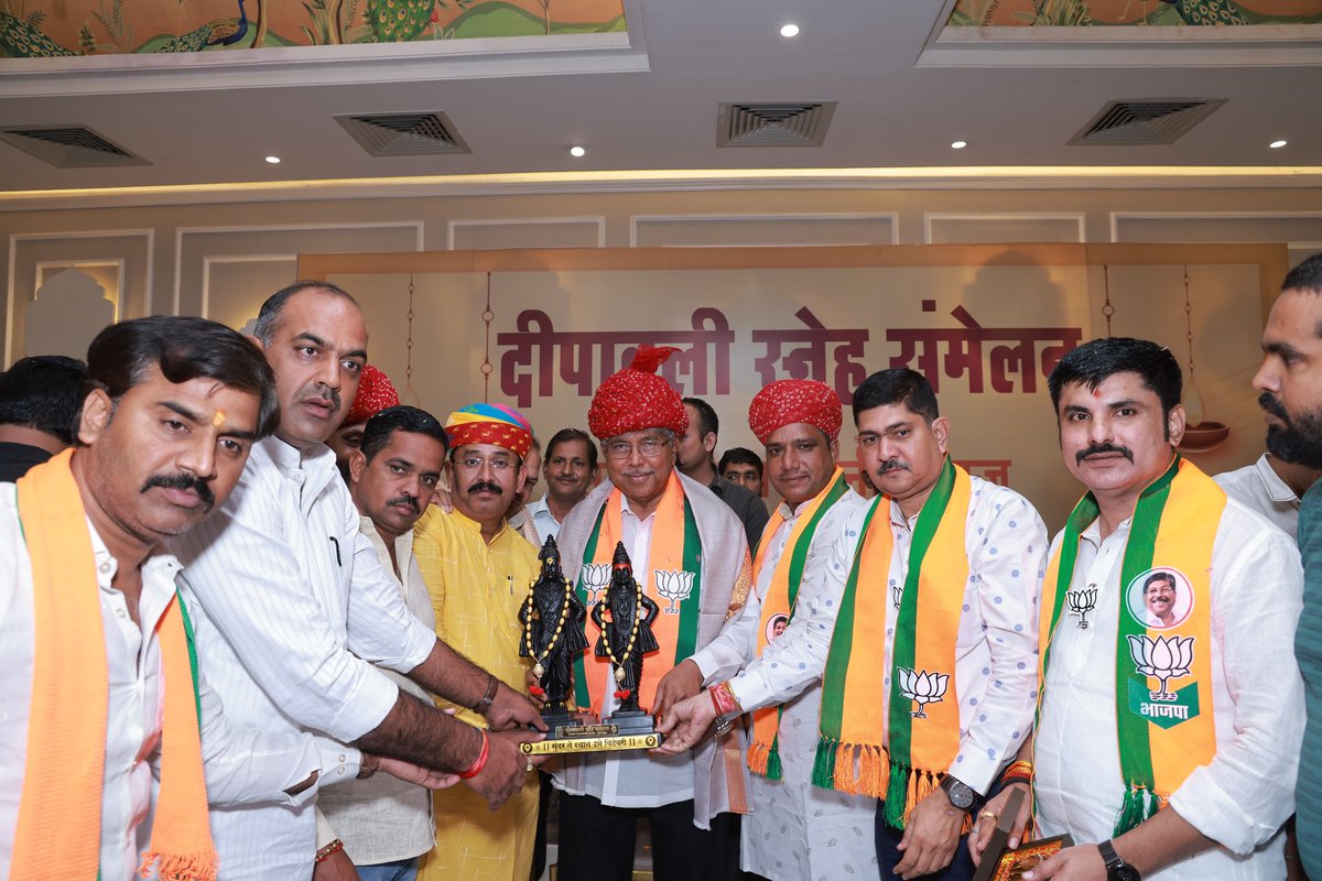 LBalwadkar's tweet photo. दिवाळीनिमित्त पुणे शहरातील समस्त राजस्थानी समाजाच्या वतीने आयोजित दिवाळी स्नेह संमेलनात भाजप - महायुतीचे अधिकृत उमेदवार मा. श्री. @ChDadaPatil यांनी उपस्थित राहून सर्वांना दिवाळीच्या शुभेच्छा दिल्या.

यावेळी २० नोव्हेंबरला कमळ चिन्हासमोरील बटण दाबून चंद्रकांत दादा पाटील यांना https://t.co/0EaoVpXwpj