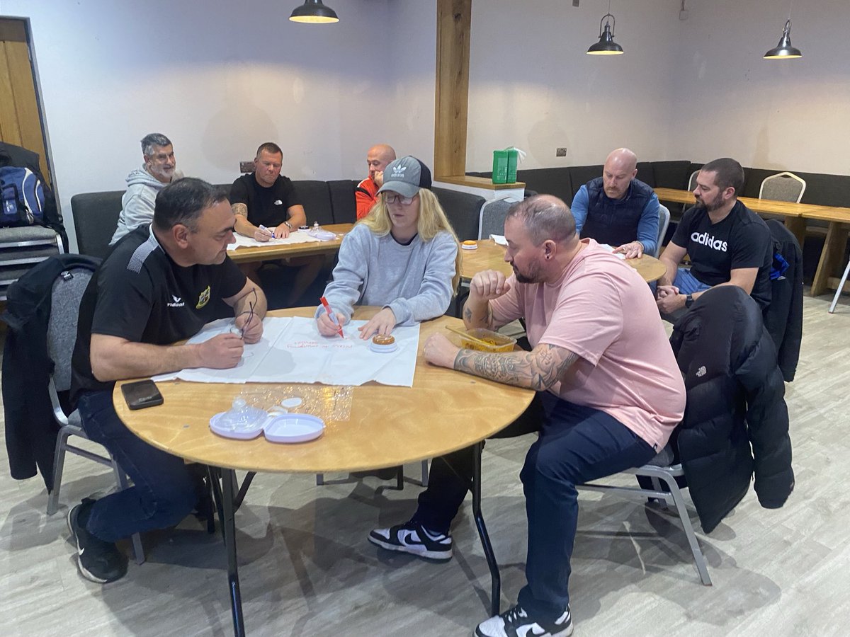 timpoole959's tweet image. Great evening spent delivering FA ⁦⁦@MilfordHavenRFC⁩ . Enthusiastic “bunch” plenty of chat and story telling in the room, all for betterment of player safety! Remember first aid = 1st line of defence! @Linsbridge @WRU_Community  #freecourse #pitchsidefirstaid #CPR