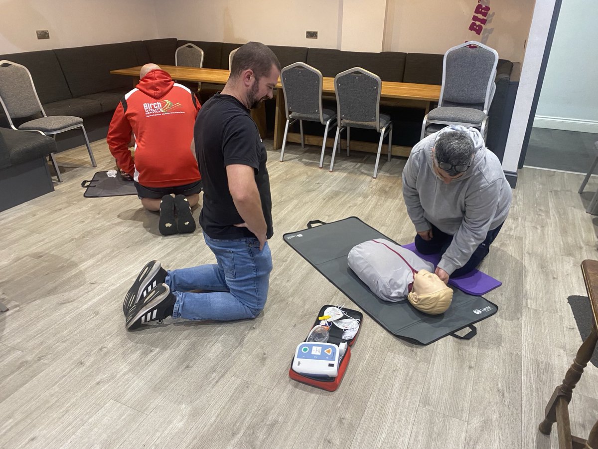 timpoole959's tweet image. Great evening spent delivering FA ⁦⁦@MilfordHavenRFC⁩ . Enthusiastic “bunch” plenty of chat and story telling in the room, all for betterment of player safety! Remember first aid = 1st line of defence! @Linsbridge @WRU_Community  #freecourse #pitchsidefirstaid #CPR