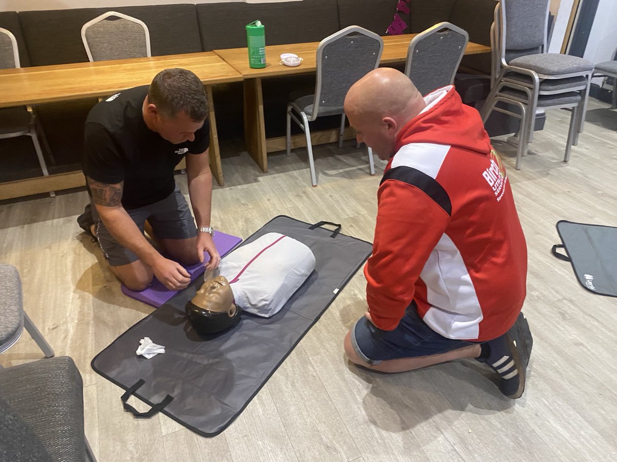 timpoole959's tweet image. Great evening spent delivering FA ⁦⁦@MilfordHavenRFC⁩ . Enthusiastic “bunch” plenty of chat and story telling in the room, all for betterment of player safety! Remember first aid = 1st line of defence! @Linsbridge @WRU_Community  #freecourse #pitchsidefirstaid #CPR