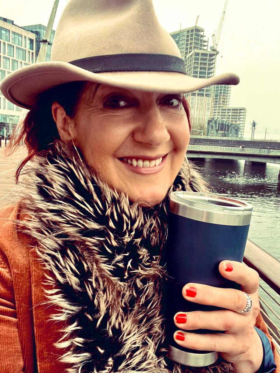 RealShanCothi's tweet photo. Ma’r PELI a’r BWCED yn barod i’r DRAW flynyddol i dimau’r TALWRN! Ma Sioned y cynhyrchydd di colli cwsg nithwr achos mae’n becso cyment - mae di cyfri’r peli sawl gwaith!😜Bydd y meuryn Ceri Wyn yn ymuno i dynnu’r peli ar Bore Cothi @BBCRadioCymru #limerig #peli #talwrn 👌 https://t.co/7RBLHhcHSI