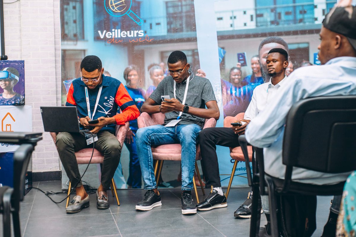 veilleursduweb's tweet photo. #MbokaDigital : Jour 3

La journée a été dédiée à l'Hackathon, où 24 jeunes en six équipes ont présenté des projets de solutions digitales pour résoudre les problèmes du système de santé de la RDC, notamment face à la crise de la Mpox. https://t.co/PfTCUlZXLq
