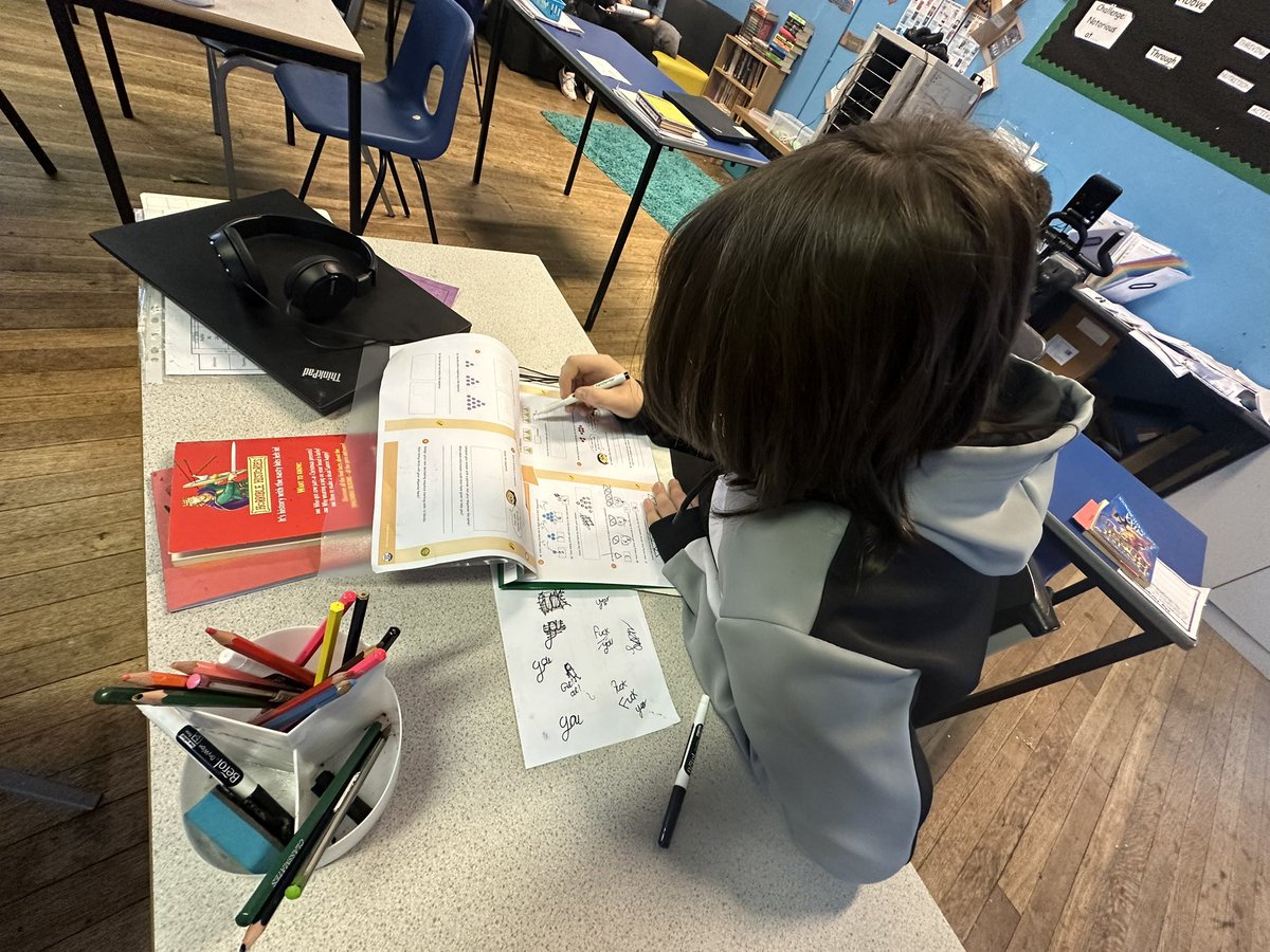 _VictoryPark_'s tweet image. Great learning walk this morning with our Leaps group! Proud to see students diving into graphs and pie charts in their math lesson. Amazing engagement and curiosity in action! #LearningWalk #MathsMagic #StudentSuccess