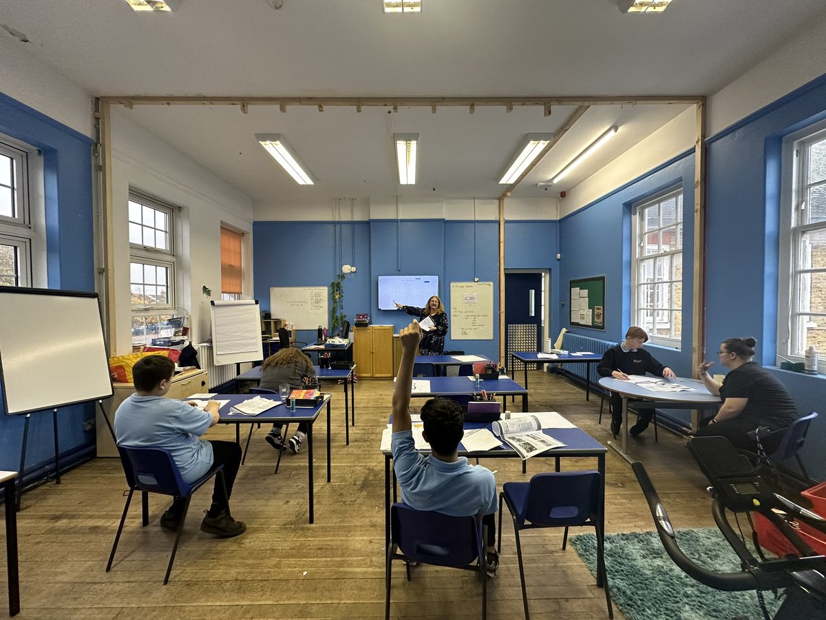 _VictoryPark_'s tweet image. Great learning walk this morning with our Leaps group! Proud to see students diving into graphs and pie charts in their math lesson. Amazing engagement and curiosity in action! #LearningWalk #MathsMagic #StudentSuccess