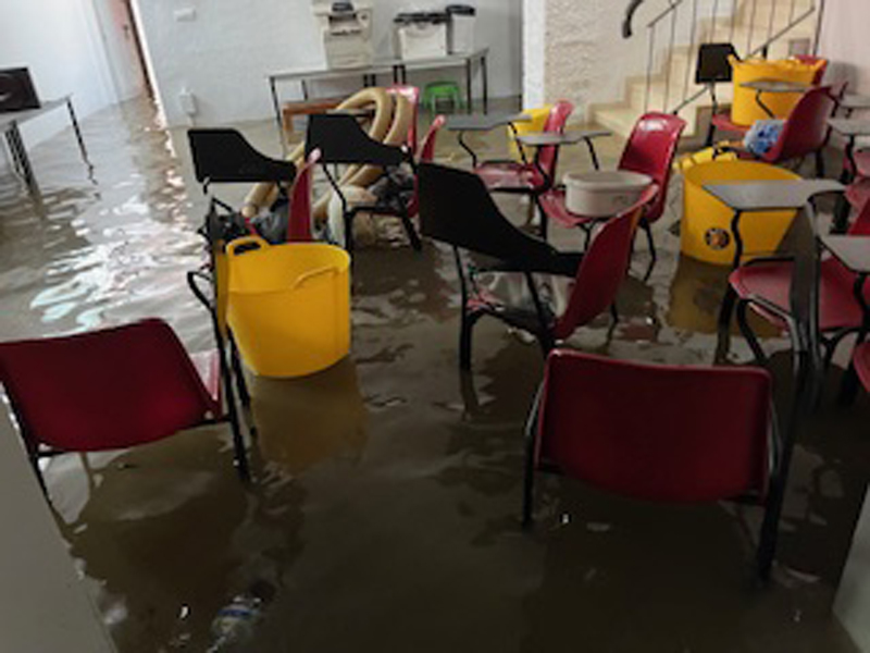 La lluvia torrencial inunda el local de Protección Civil
areabesos.com/diario/la-lluv…