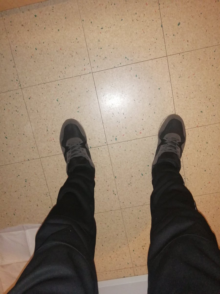 PaulBorley's tweet image. Have a trainer pic while I'm on you MOFO'S!!!
😁🤜🏻🤛🏻
#FridayPieDay