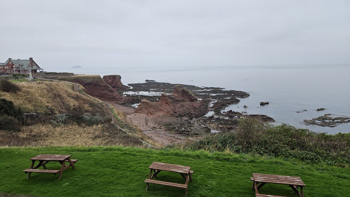 My dreams of waking up to an East Coast sunrise were dashed by gloom this morning in Dunbar. You can just see Bass Rock on the horizon though.
Still bonny all the same 
#Scotland 🏴󠁧󠁢󠁳󠁣󠁴󠁿