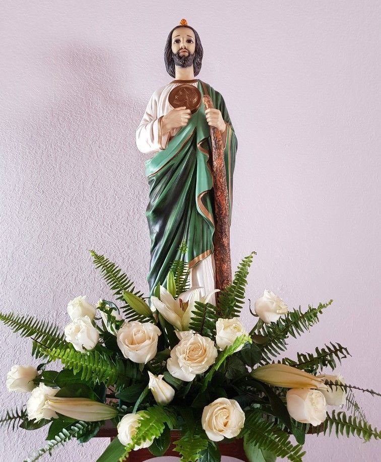 San Judas Tadeo, apóstol amado y patrono de las causas imposibles, hoy acudo a ti con el corazón lleno de fe y esperanza. Tú, que eres el defensor de los que sufren y el refugio de los que se encuentran en dificultades extremas, escucha mi oración y lleva mis súplicas ante Dios.