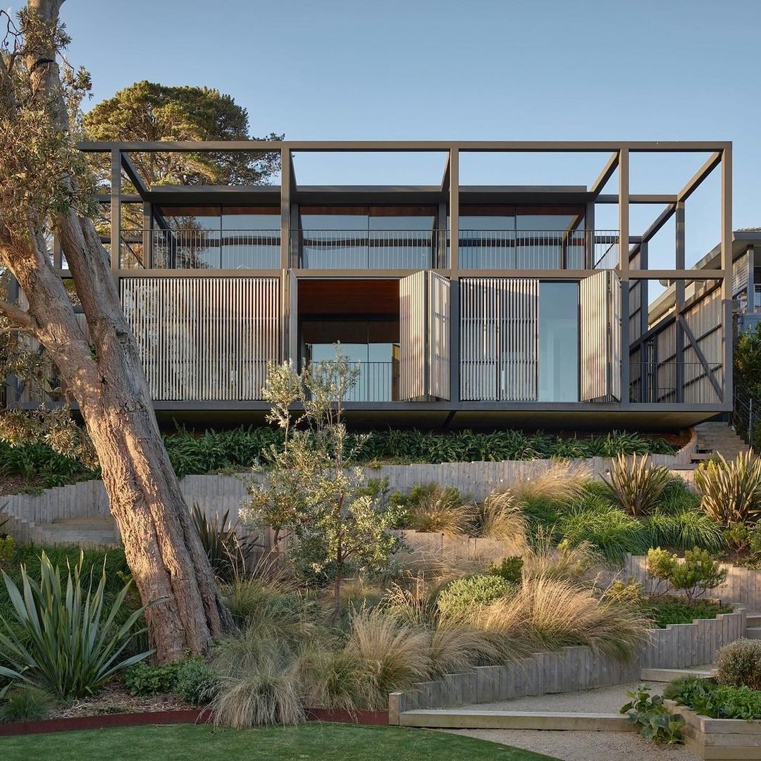 espacioyconfort's tweet photo. Esta casa diseño de @wellardarchitects, en Australia, está diseñada como una casa de vacaciones intergeneracional, centrándose en que el nivel superior de la casa sea cómodo cuando lo ocupen sólo una pareja de jubilados.
-
#casasdeverano #casadeplaya https://t.co/tK8b0lphty