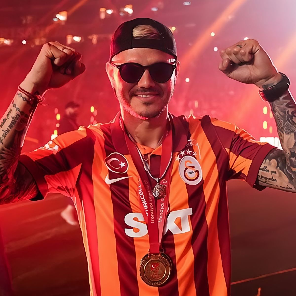 “İşte seninle bir ömür böyle” sözleri hep bir ağızdan boşa söylenmedi. En iyi günlerinde olduğumuz gibi en zorlu günlerini yaşadığı bu süreçte de dimdik yanında olacağız. Sana olan sevgimizin tarifi, yaşattıklarının ise haddi hesabı yok.