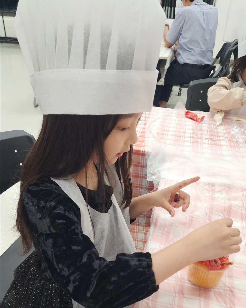 lukisesem's tweet photo. ㅤㅤㅤㅤㅤㅤㅤㅤㅤㅤㅤㅤ
Buat cup cuke untuk Daddy, Tante serta adik. 🧁
ㅤㅤㅤㅤㅤㅤㅤㅤㅤㅤ https://t.co/mQAeMcLmxr