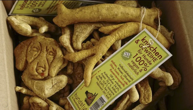 InfoHundsfutter's tweet photo. #Snack e #alimentazione #naturale, #sana per cani. Molto #adatti per cani con #allergie perché #non contengono #additivi, #conservanti, pollo, maiale o ingredienti di origine animale. Sono #vegani e forniscono molti #nutrienti ottimi per tutti i cani. Lo trovi a Madrid, in Calle Luisa Fernanda 19 nel nostro laboratorio e su https://t.co/zF7s47os8J nel nostro #store #online. Vendiamo anche #non confezionati nel negozio online. E in negozio, ovviamente... all'ingrosso :))
Il #meglio per il tuo #cane e per l'#ambiente e gli altri #animali. 100% #naturale 100% #vegano 100% #climatefriendly 100% #animalfriendly