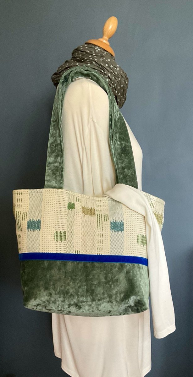 NEW!!! For everyone, like me, who needs to carry loads with them, these beauties with their clip-in zipped purse and soft wide handles are perfect. Grab yourself a Handy Bag

#elevenseshour  #shopindie #MHHSBD 

buff.ly/2F1nKi1