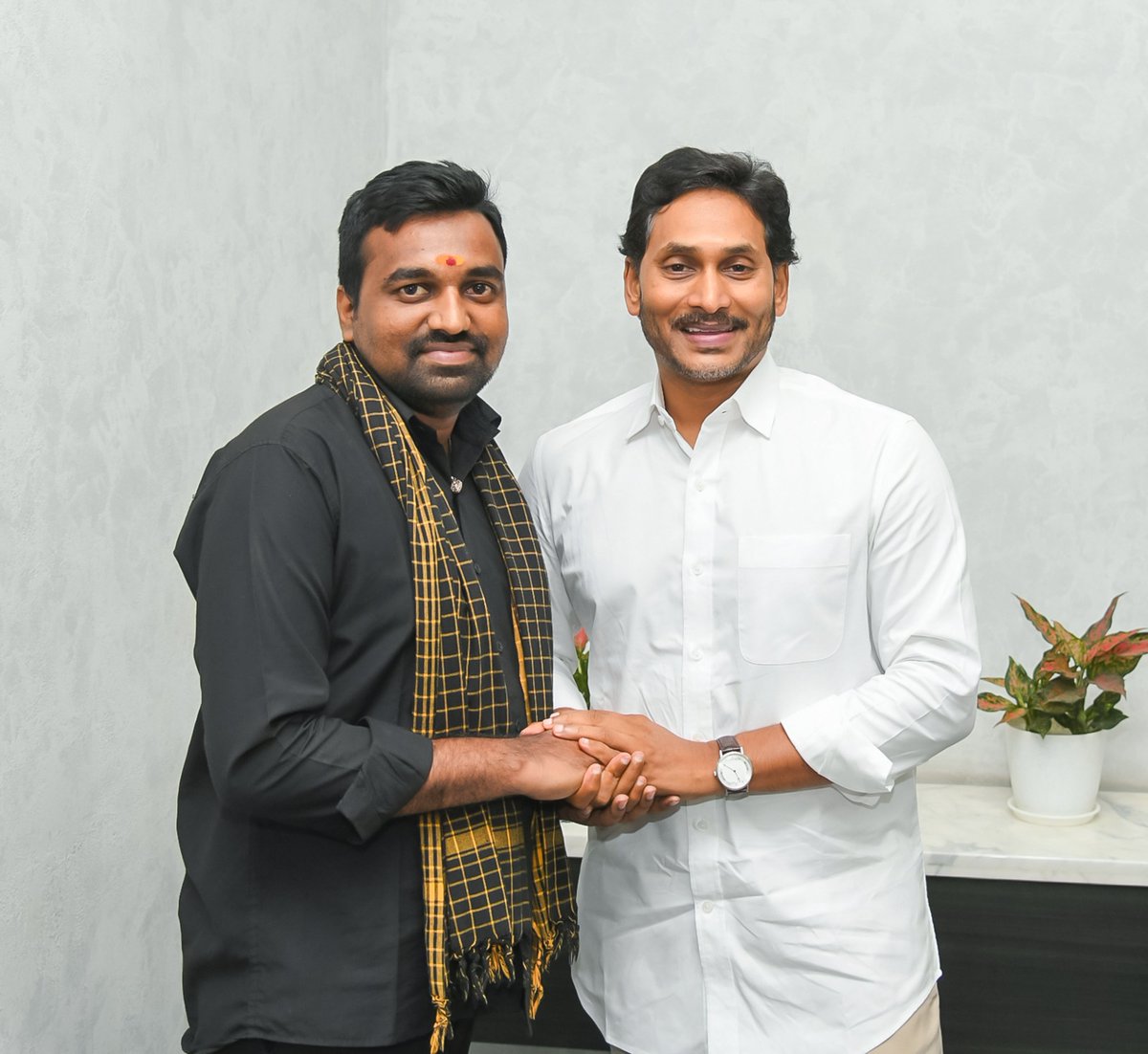 NaniConnects's tweet photo. అయ్యప్ప స్వామి అనుగ్రహంతో జగనన్న చెంతకు...🙏

My Support System @ysjagan! https://t.co/xMAxS2igsq
