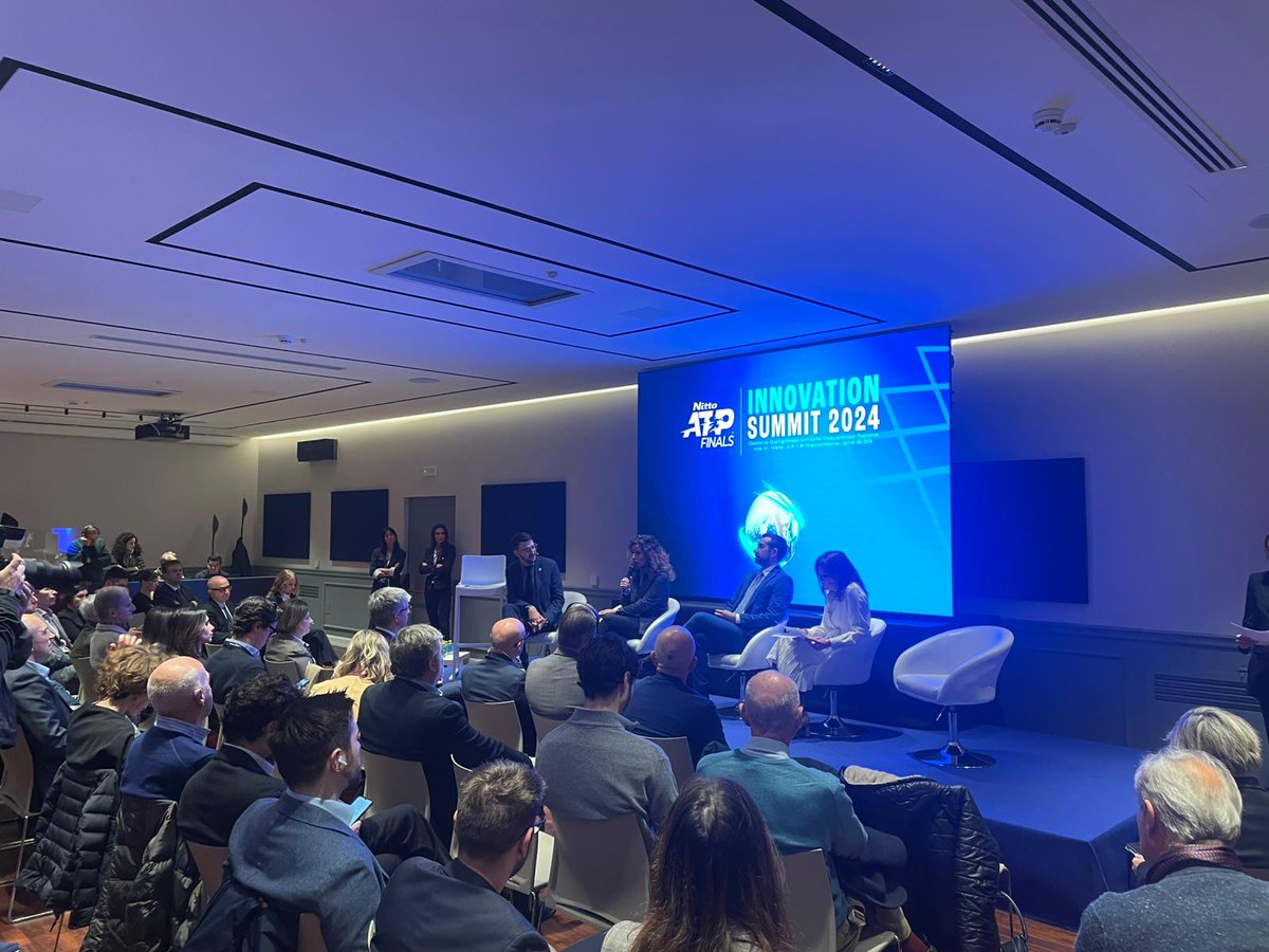 🔴 Nitto ATP Finals Innovation Summit 2024 🎾
L'Assessora all'Innovazione <a href="/fogliettachiara/">Chiara Foglietta</a> e il Dirigente della <a href="/twitorino/">Città di Torino</a>  Fabrizio Barbiero presentano le strategie per la #sostenibilitàurbana e #neutralitàclimatica. ♻️In arrivo le Call del progetto #ToMove e del @ponmetro1420.