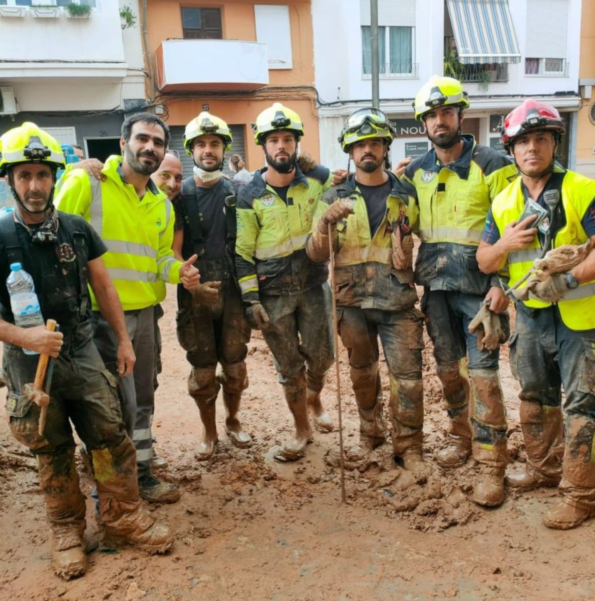 PAEstatal's tweet photo. Desde @PAEstatal denumciamos que muchas ciudades  se suman al carro de organizar una corrida "benéfica" para la DANA, el dinero que debía destinarse a servicios que salvan vidas, como más bomberos no se puede dar al maltrato animal. Denuncia completa 👇
https://t.co/SYAK8blc4K https://t.co/FNeuaLlGDl