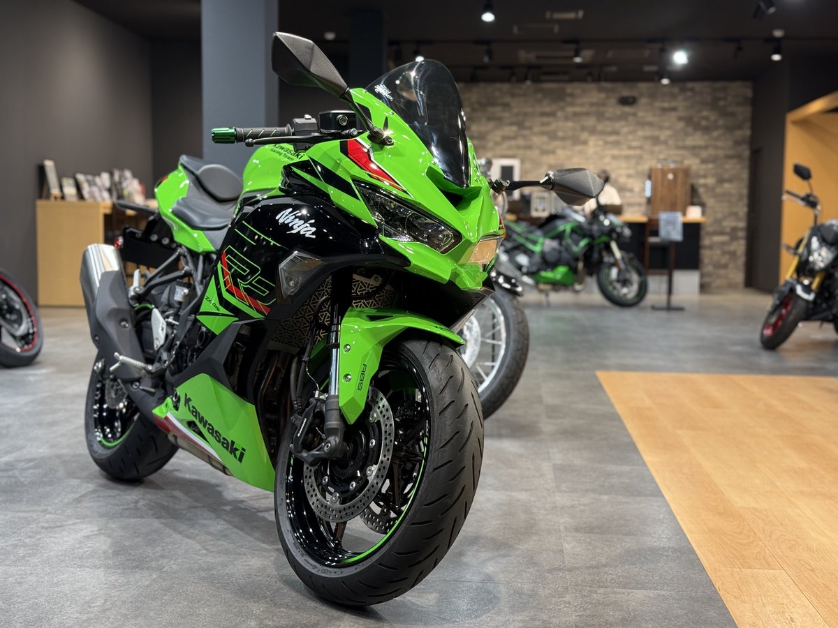 PLAZA_TSUKUBA's tweet photo. 【中古車入庫速報】
≪2024年モデル≫ Ninja ZX-4RR KRT EDITION
走行距離：2,300km
純正ETC2.0車載器装着 + 社外部品でライトカスタムされております。
状態等の詳細につきましては、店舗までお気軽にお問い合わせください。

#Kawasaki
#カワサキ
#カワサキプラザ
#Ninja
#ZX4R
#ZX4RRR
#KRT
#KPRT https://t.co/9p92nkEEVV