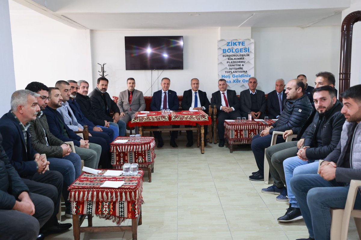 ahusta07's tweet photo. Uzun zamandır ziyaret etmeyi planlandığım  21 köy ve 65 binin üzerinde nüfusa sahip Zikte Aşireti'nin oluşturduğu Zikté Bölgesi Sürdürülebilir Kalkınma Platformu’nu (Zikté-SÜRKAP) bu gün ziyaret ettim; Yönetim Kurulu Başkanı Fırat Atan ve yönetim kurulu üyelerinden çalışmaları ve faaliyetleri hakkında bilgi aldım. Çok güzel bir ortamda sohbet ettik.  Zikte bölgesi halkının sürdürülebilir kalkınma adına gösterdiği çabalara teşekkür ediyorum.