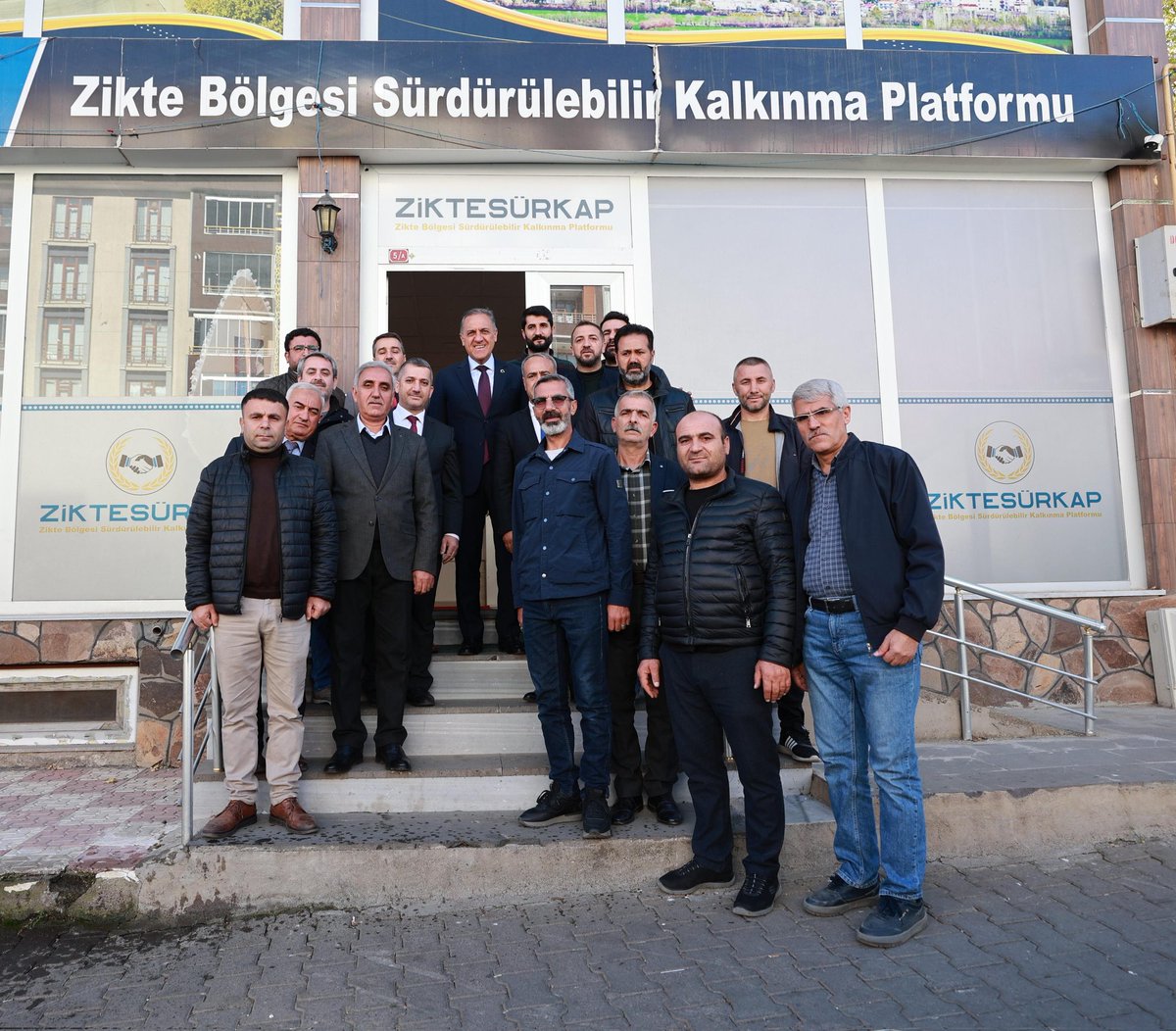 ahusta07's tweet photo. Uzun zamandır ziyaret etmeyi planlandığım  21 köy ve 65 binin üzerinde nüfusa sahip Zikte Aşireti'nin oluşturduğu Zikté Bölgesi Sürdürülebilir Kalkınma Platformu’nu (Zikté-SÜRKAP) bu gün ziyaret ettim; Yönetim Kurulu Başkanı Fırat Atan ve yönetim kurulu üyelerinden çalışmaları ve faaliyetleri hakkında bilgi aldım. Çok güzel bir ortamda sohbet ettik.  Zikte bölgesi halkının sürdürülebilir kalkınma adına gösterdiği çabalara teşekkür ediyorum.