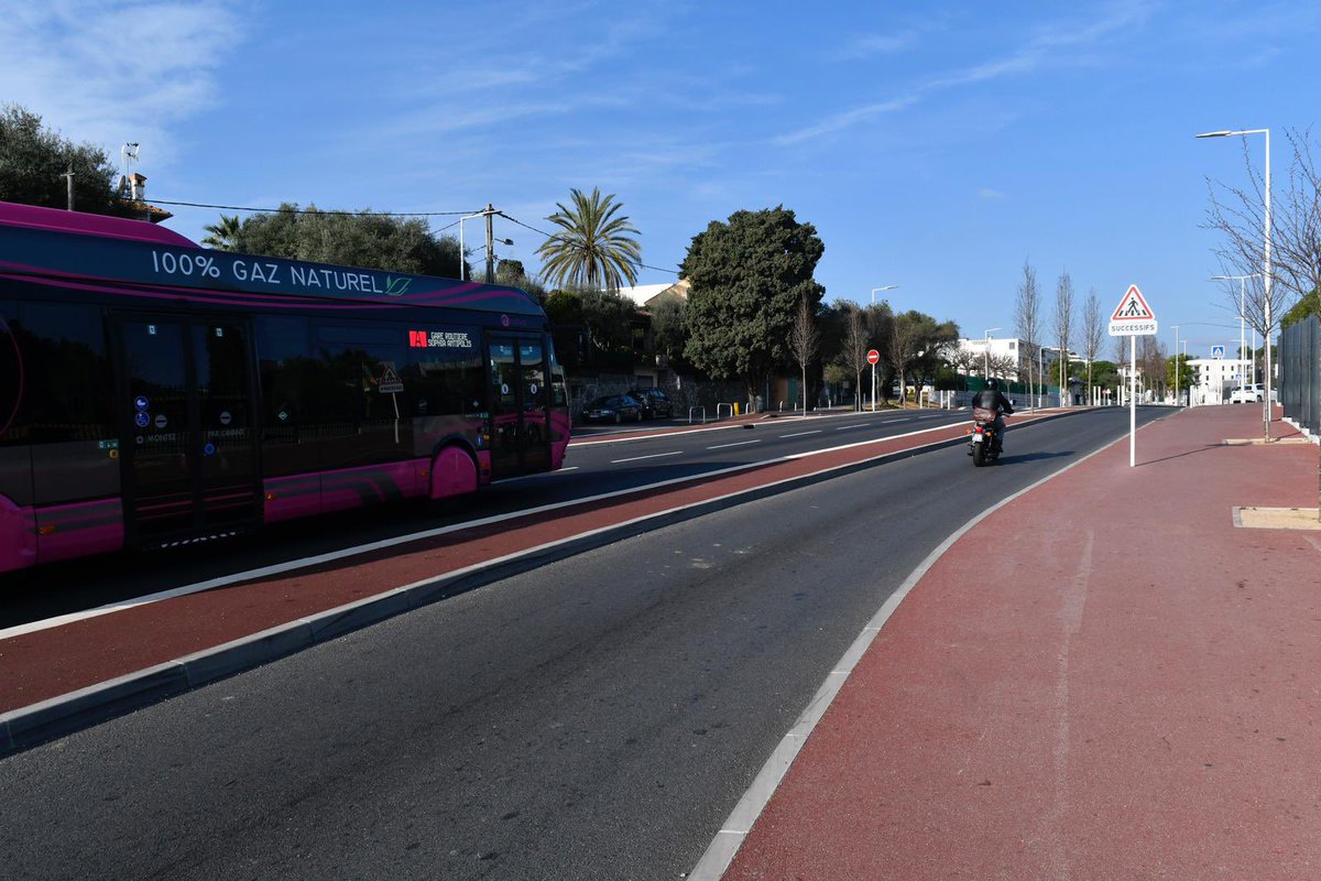 JeanLeonetti's tweet photo. Au sein du Conseil mĂ©tropolitain #CAPAZUR, la question de la mobilitĂ© fait lâobjet dâune prise en charge collective notamment avec la mise en Ćuvre depuis 2018 du rĂ©seau de bornes Ă©lectriques #WIZZ.
Sophia Antipolis continue dâĂȘtre un moteur Ă©conomique dynamique avec 15 000 emplois supplĂ©mentaires créés en 15 ans. Nous devons donc garantir des solutions de mobilitĂ© adaptĂ©es et durables pour accompagner cette croissance. Câest pourquoi nous avons mis en place des transports gratuits reliant le littoral Ă Sophia, avec 11 000 passagers quotidiens sur lâaxe Nord-Sud.
Environ 50 % des actifs viennent de lâextĂ©rieur du territoire de la @CASAOfficiel . Pour garder Sophia Antipolis accessible et attrayante pour tous, nous dĂ©veloppons avec le @PoleCAPAZUR le covoiturage, les nouvelles mobilitĂ©s, et grĂące Ă des partenariats avec la @comagglo , @CACPLOfficiel , nous renforçons les lignes pendulaires pour faciliter les dĂ©placements de nos salariĂ©s.