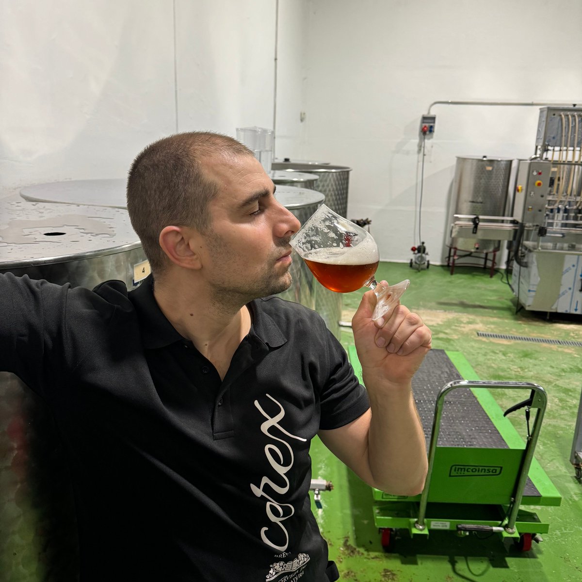 Elaborando trigo de invierno para satisfacer la demanda durante este Black Friday... ¡¡Se avecinan grandes sorpresas!!
.
Receta original alemana inspirada en la fórmula que el maestro cervecero Marcos Rubio trajo de Baviera #Alemania en el año 2008
.
Feliz viernes amig@s!