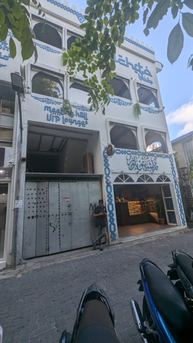 rootcauser's tweet photo. Asr namaadhu kollan Mithanah vaiythanun mithaa ethereyga huri soreh bunee "hedhikaa libenee 2rf, sheeshaa boan beynun 2nd floor" https://t.co/XeoV79Y0EY