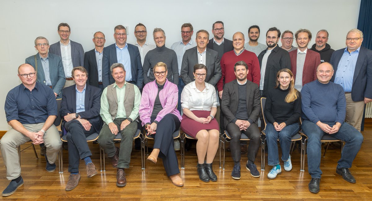 Der #Digitalrat der #StadtAugsburg startet in seine zweite Amtszeit. Neue Vorsitzende sind Fabian Ziegler (Team23) und Prof. Dr. Claudia Reuter (Technische Hochschule #Augsburg). 
Alles zum Digitalrat auf augsburg.de/digitalrat
Foto: Peter Fastl