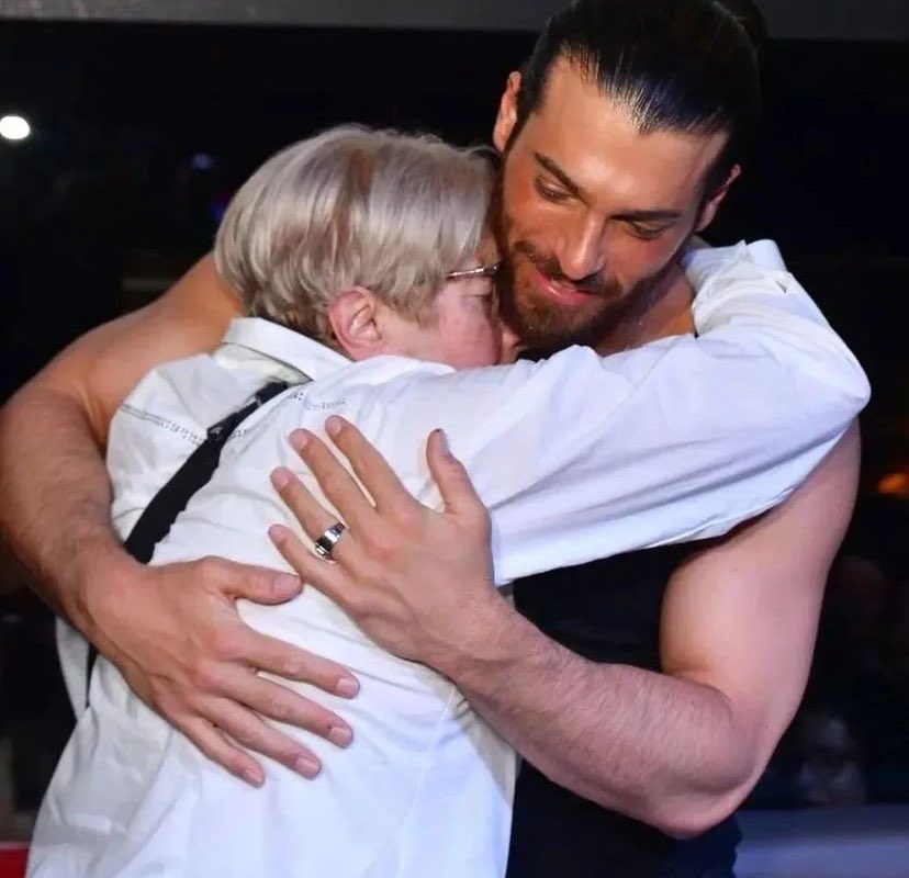 En tu cumpleaños te mando un abrazo de esos que das tu ,un abrazo 🫂 no solo con los brazos sino con el alma y corazón ♥️#HappyBirthday35CanYaman
♥️#CanYaman🧿